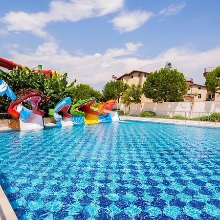 אתר נופש Crystal Waterworld & באלאק